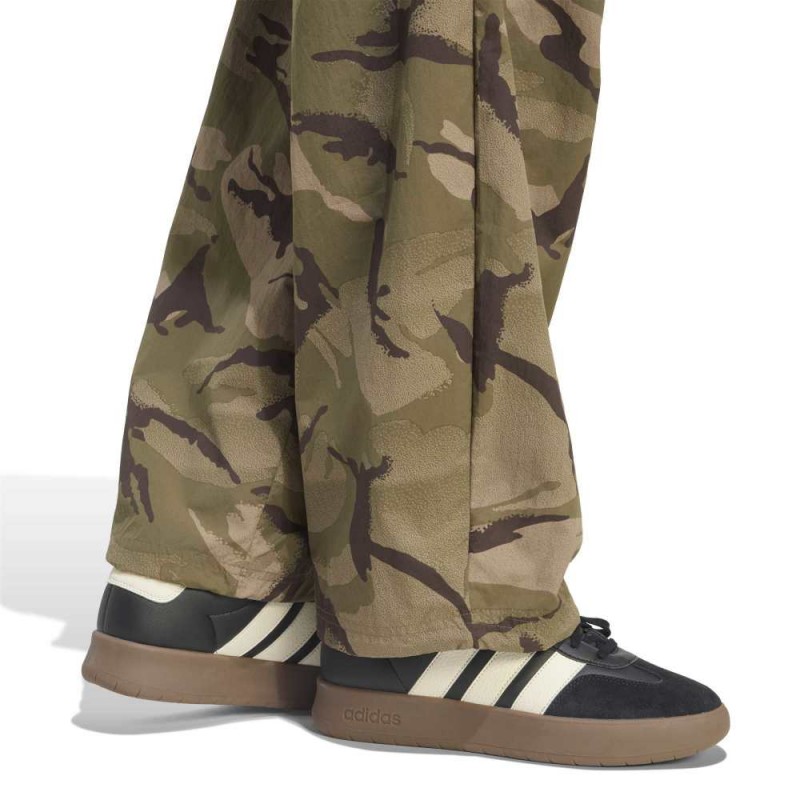 Adidas Seasonal Essentials Camo Woven Parachute Pants (KG4736) Adidas Seasonal Essentials Camo Woven Parachute Pants (KG4736)