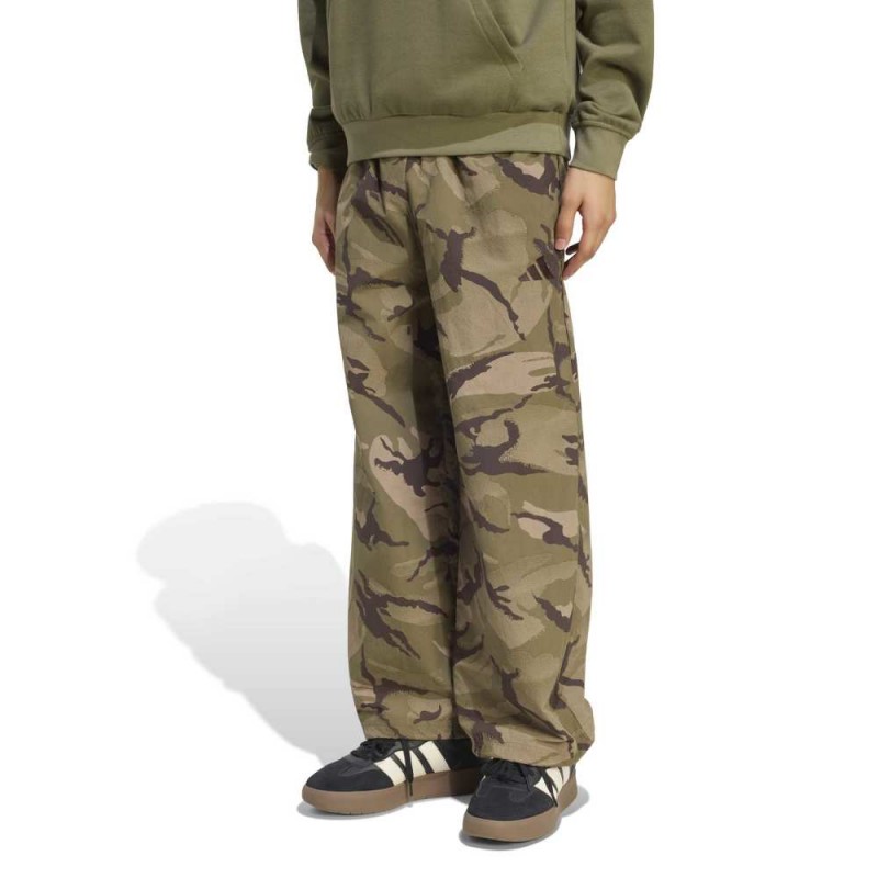 Adidas Seasonal Essentials Camo Woven Parachute Pants (KG4736) Adidas Seasonal Essentials Camo Woven Parachute Pants (KG4736)